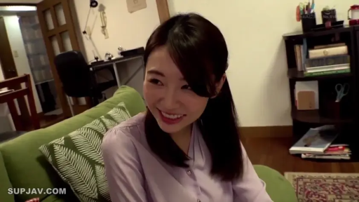 交谈 · 严肃 · 眼镜 · 站立 · 中景 · 露台 · 白色休闲服 · 剧情截图