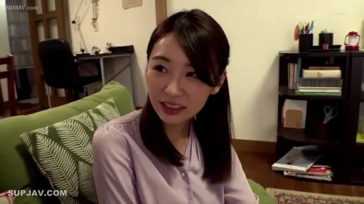 坐姿 · 严肃 · 全景 · 酒红色上衣 · 公共场合 · 影院座椅 · 电影院 · 看电影