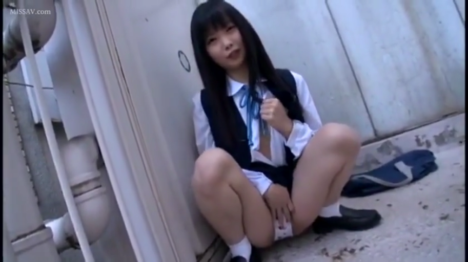 忧郁 · 站立 · 近景 · 户外 · 捂胸 · 红领结 · 剧情感 · 西装校服