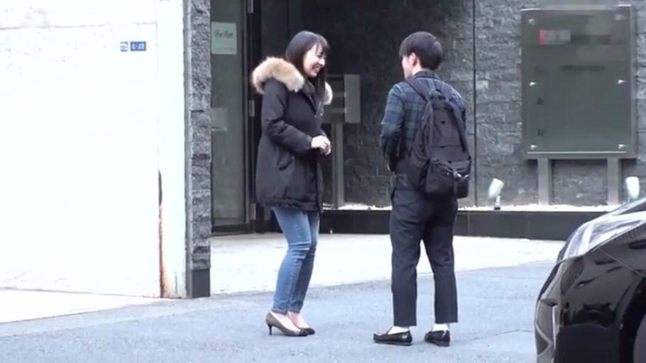 交谈 · 全身 · 站立 · 微笑 · 羽绒服 · 背包 · 户外街头