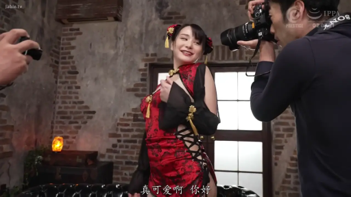 站姿 · 微笑 · 相机 · 摄影棚 · 拍摄 · 旗袍 · 多人物