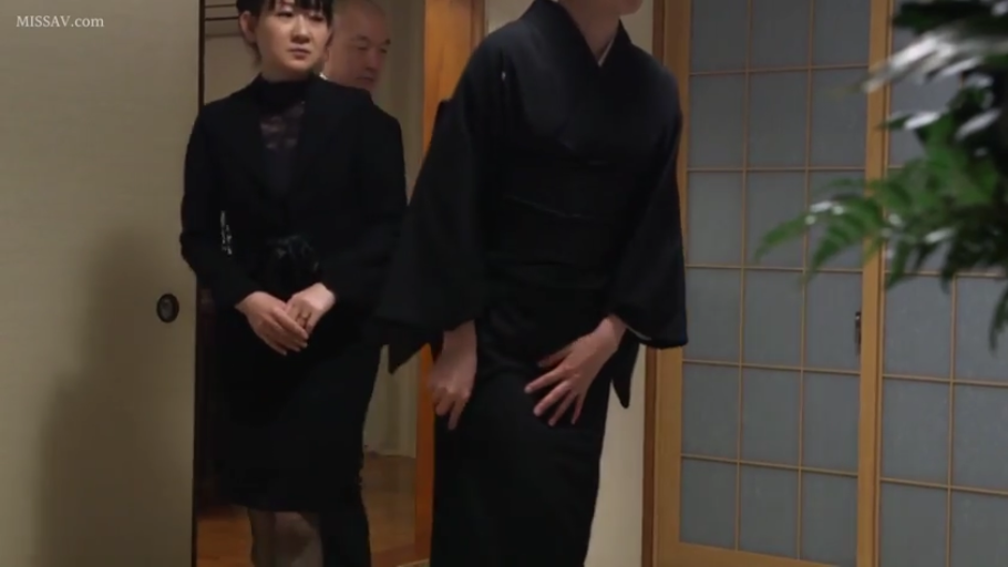 站立 · 和室 · 中景 · 黑色和服