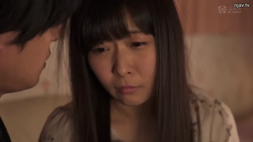 室内 · 交谈 · 面部 · 忧郁 · 侧坐 · 碎花上衣