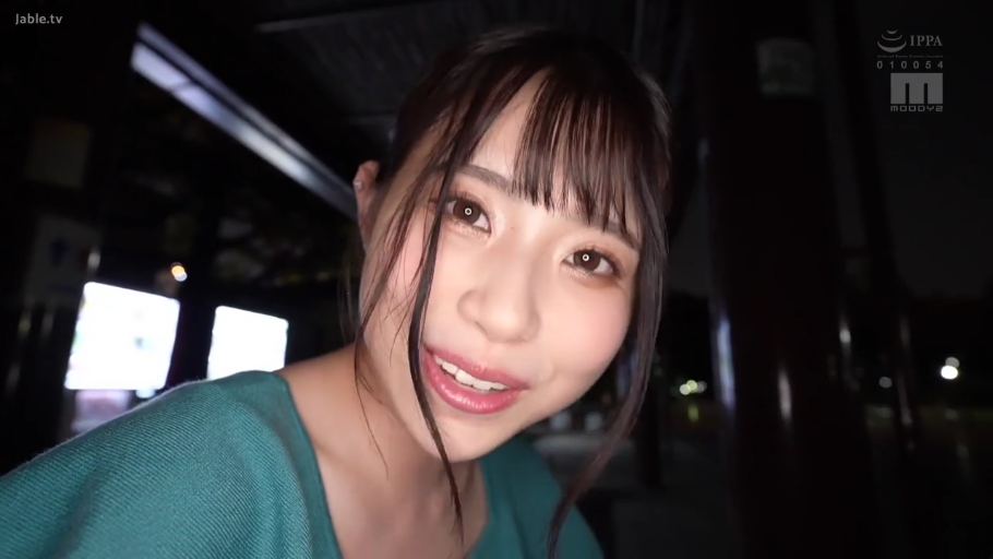 脸部特写 · 微笑 · 注视镜头 · 室外 · 正面 · 青色针织衫