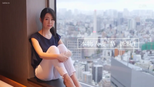 中景 · 平靜 · 凝视 · 室内窗边 · 短袖上衣 · 出道 · 抱膝坐