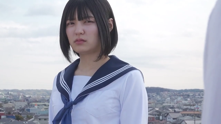 面部特写 · 审视 · 天台 · 学生装 · 城市背景 · 厌恶 · 挺拔站立