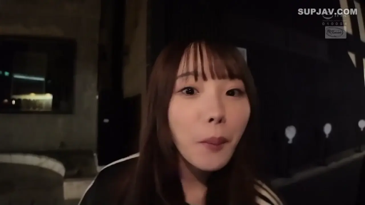 站立 · 面对镜头 · 自然 · 面部特写 · 运动服 · 户外街道 · 夜晚场景