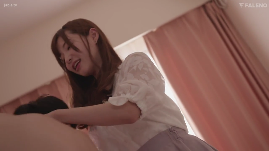 坐姿 · 交谈 · 脸部 · 沙发 · 客厅 · 凝视 · 剧情内容 · 格子衫