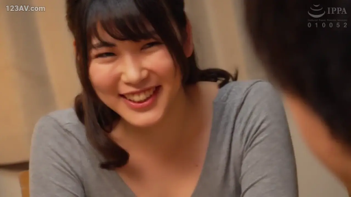 室内 · 坐姿 · 交谈 · 脸部特写 · 清纯 · 灰色长袖 · 开心的笑