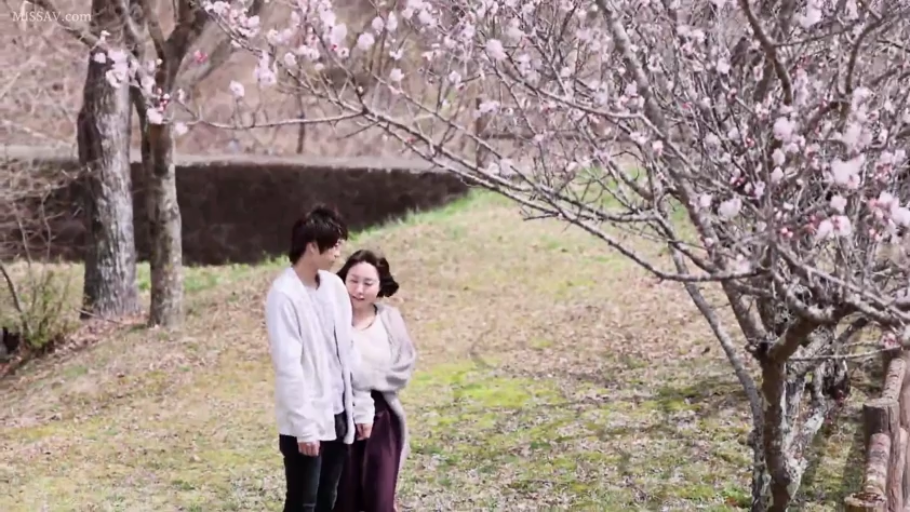 站立 · 全景 · 自然 · 休闲装 · 情侣 · 户外公园 · 漫步