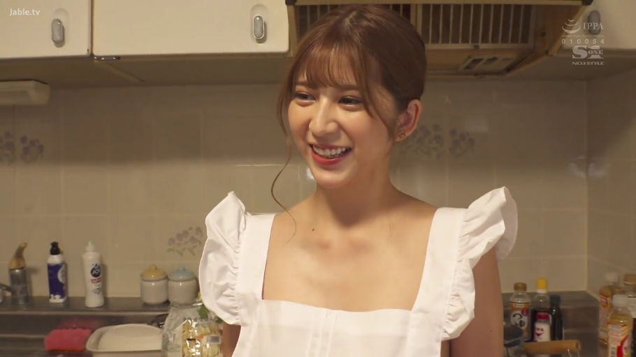 站立 · 厨房 · 上半身 · 互动 · 甜美微笑 · 人妻 · 裸体围裙 · 厨房用品