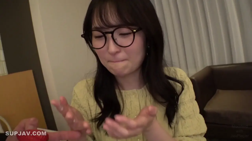 座り姿勢 · 单人 · メガネ · 顔のクローズアップ · 部屋 · 凝視 · 毛衣 · 害羞