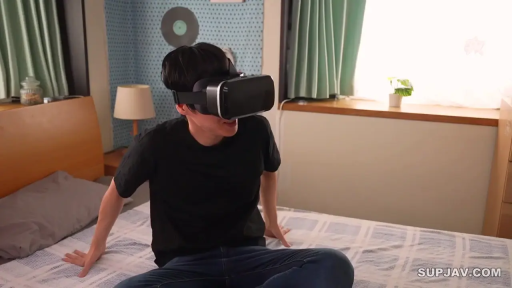 坐姿 · 卧室 · 中景 · 微笑 · 男性 · 黑色短袖 · VR头显 · 佩戴VR