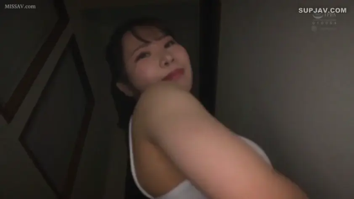 室內 · 脸部 · 白色背心