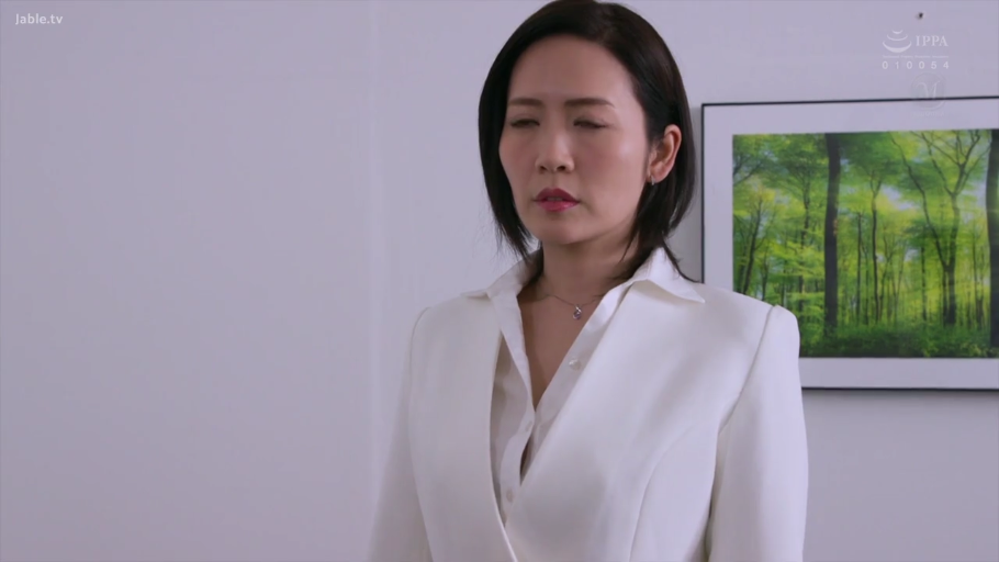 室内 · 忧郁 · 站立 · 上半身 · 白色职业装