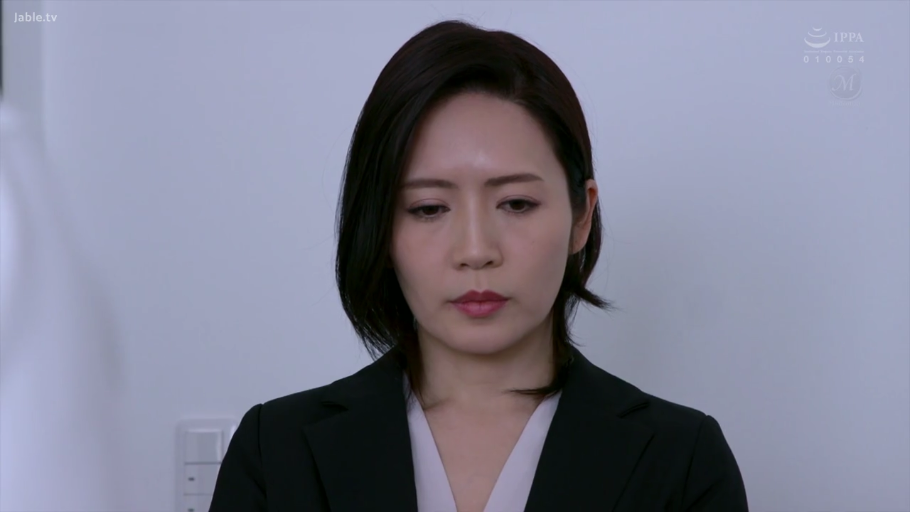 室内 · 严肃 · 沉思 · 站姿 · 面部特写 · 职业装 · 熟女