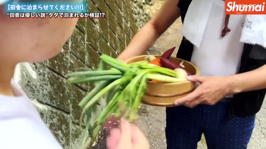 遮挡 · 浴室 · 站姿 · 半身 · 居家 · 浴巾 · 笑容 · 毛巾