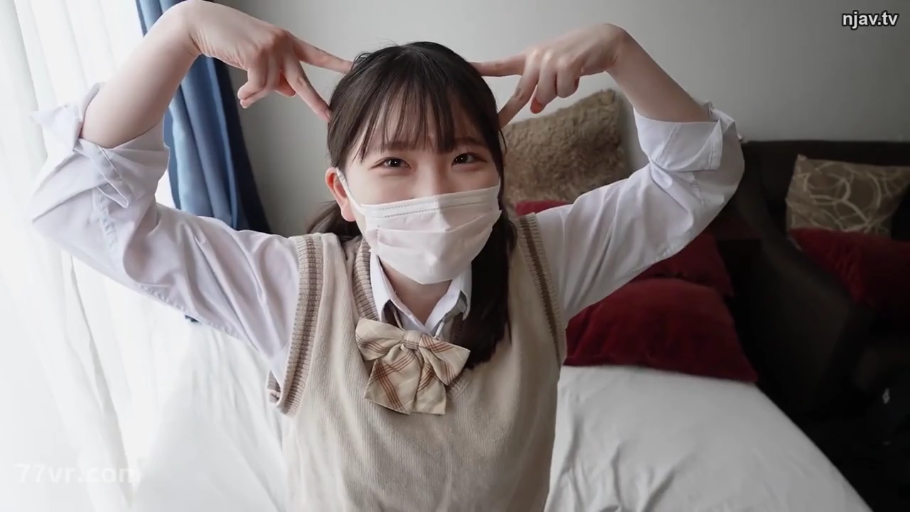 卧室 · 面对镜头 · 上半身 · JK制服 · 长发 · 口罩 · 抬手 · 笑眼