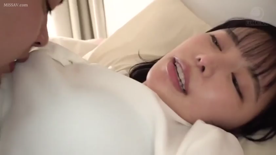 臉部特寫 · 臥室 · 仰臥 · 白色上衣 · 被褥 · 近距离接触 · 亲吻舔舐 · 眼神迷离