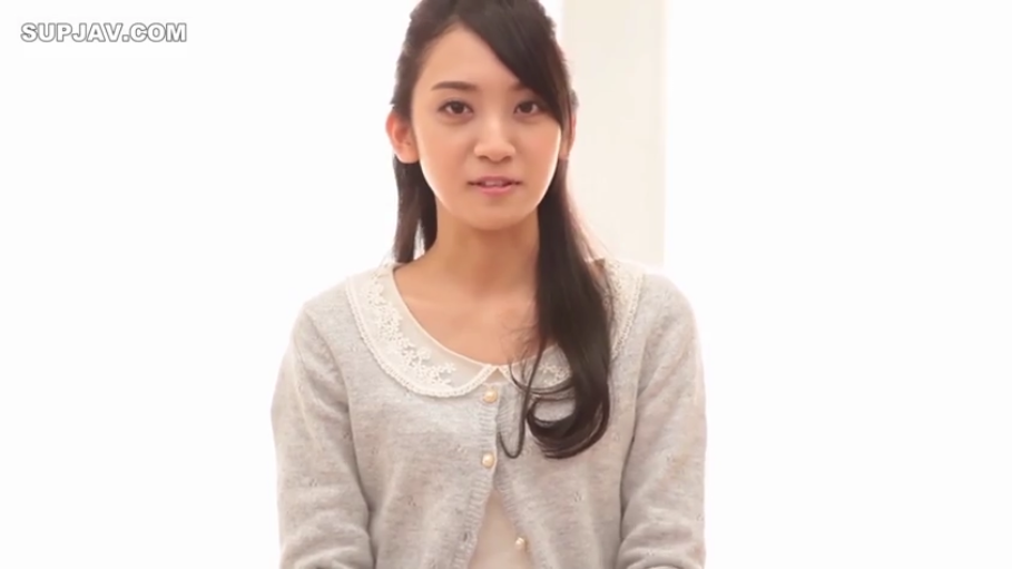 室内 · カメラに向かって · 自然 · ニットセーター · 上半身 · 长发 · 正面坐姿