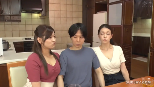 坐姿 · 休閒裝 · 厨房 · 進食 · 鼓起腮帮