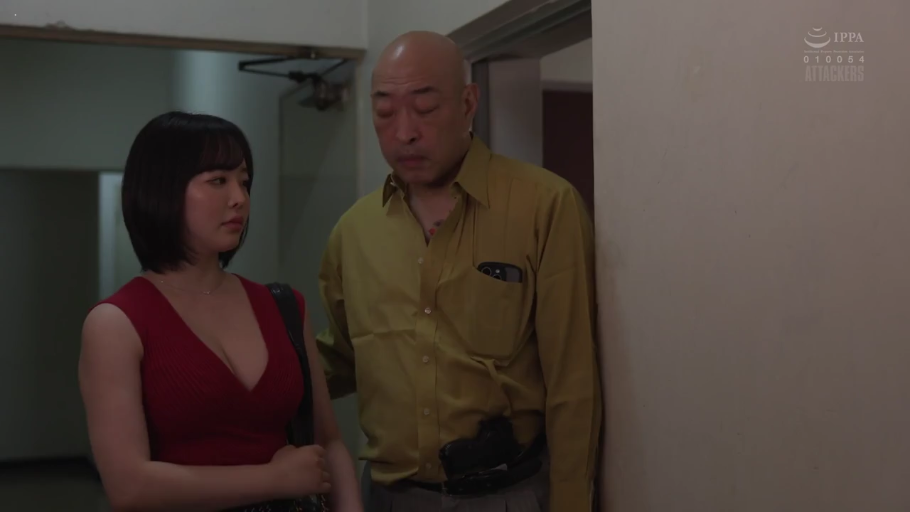 严肃 · 站立 · 中景 · 凝视 · 室内走廊 · 枪套 · 红色V领背心 · 成年男女