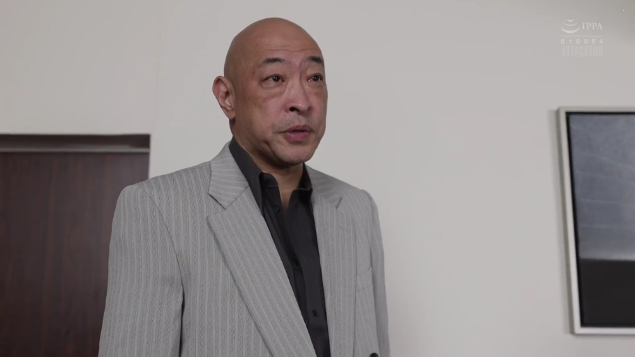 上半身特写 · 室内房间 · 立ち姿勢 · 灰色西装 · 严肃平静 · 侧望凝视 · 秃顶熟男