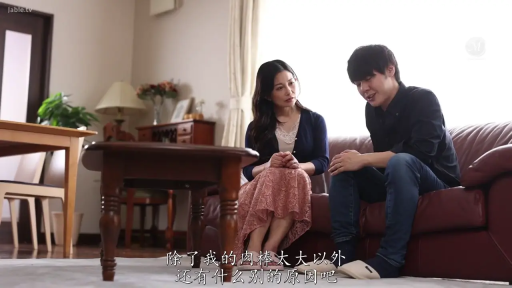 坐姿 · 交谈 · 中景 · 沙发 · 客厅 · 熟女 · 忧心 · 针织衫与长裙