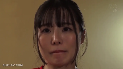 室内 · 脸部特写 · 紧张 · 红色上衣 · 光线柔和