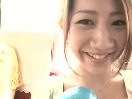 室内 · 脸部 · 展示 · 微笑 · 自拍 · 正面 · 麦克风 · 浅色上衣