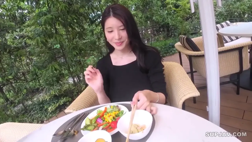 坐姿 · 中景 · 微笑 · 户外 · 黑色上衣 · 亚洲女性 · 用餐 · 餐具