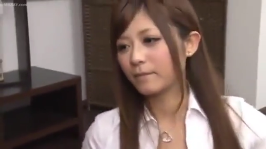 室内 · 平静 · 白衬衫 · 面部特写 · 凝视 · 正面