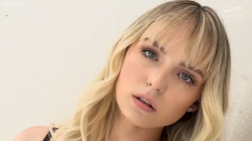 面部特写 · 妩媚 · 白色背景 · 歪头 · 黑色吊带 · 人像