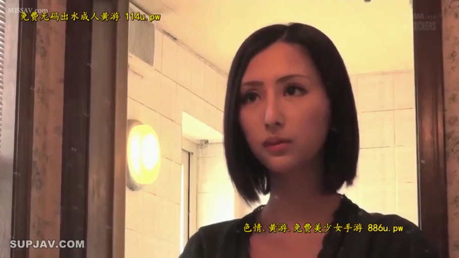 忧郁 · 卧室 · 站立 · 半身 · 长发 · 相框 · 粉色睡衣 · 看相框