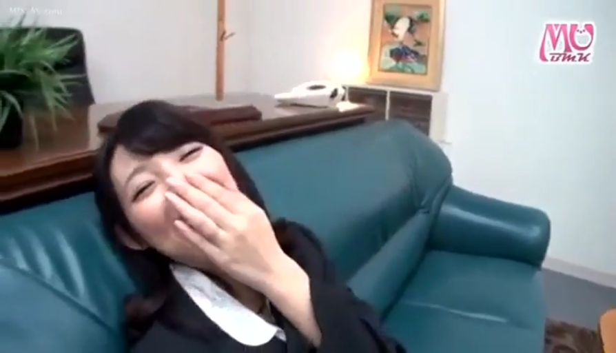 坐姿 · 微笑 · 面部特写 · 仰视 · 长发 · 格纹衬衫 · 车内装饰 · 彩色拉花