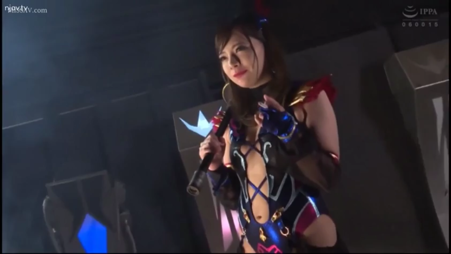 Indoor · Stand · Medium shot · staged photo · Smile · Breast-exposing outfit · 亚洲 · 棒状物