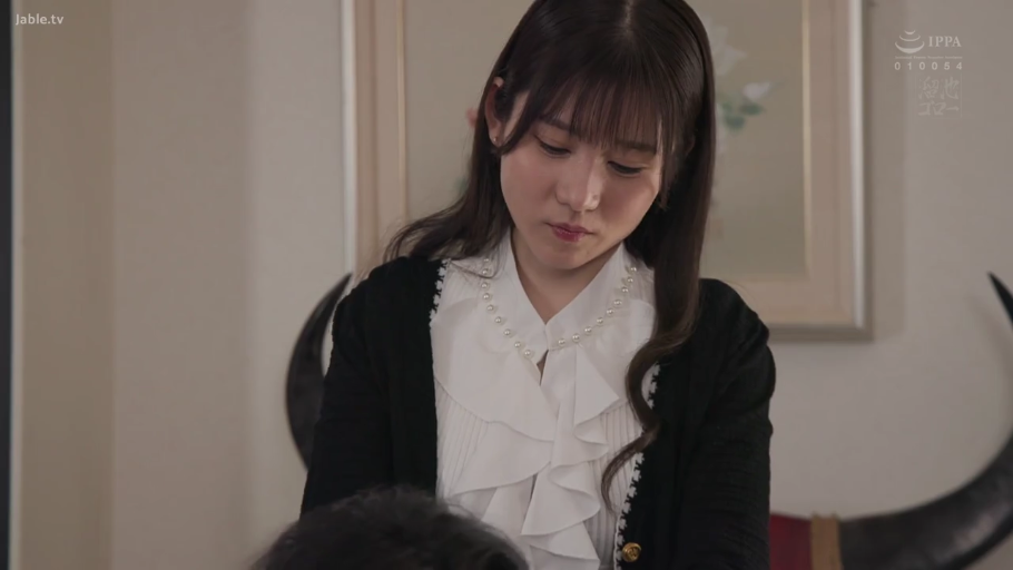 室内 · 半身 · 白色荷叶边衬衫