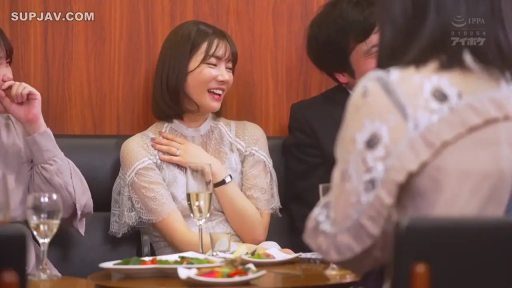 座り姿勢 · 中景 · 餐具 · 餐厅 · 开怀大笑 · 社交シーン · 饮酒交谈 · 蕾丝连衣裙