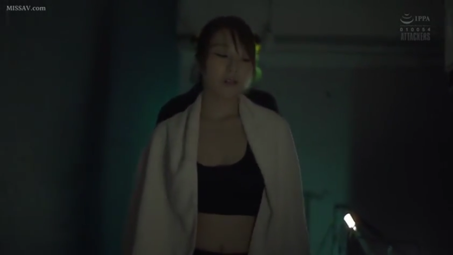 披肩毛巾 · 站姿 · 上半身特寫 · 室內走廊