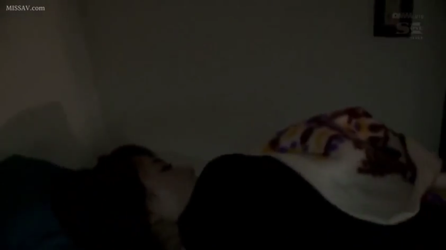 卧室 · 闭眼 · 枕头 · 昏暗 · 侧卧 · 侧脸 · 黑色上衣 · 睡眠