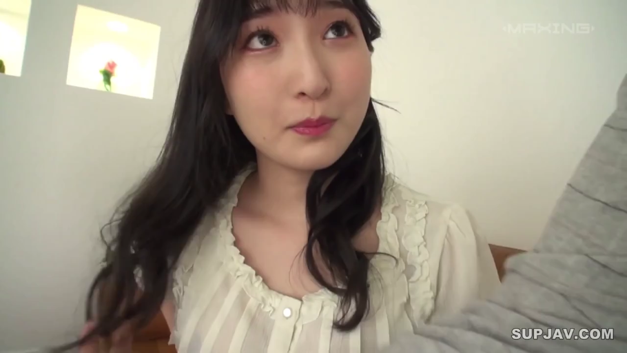 室内 · 坐姿 · 面部特写 · 亚洲女性 · 撩发 · 疑惑 · 浅色条纹衬衫