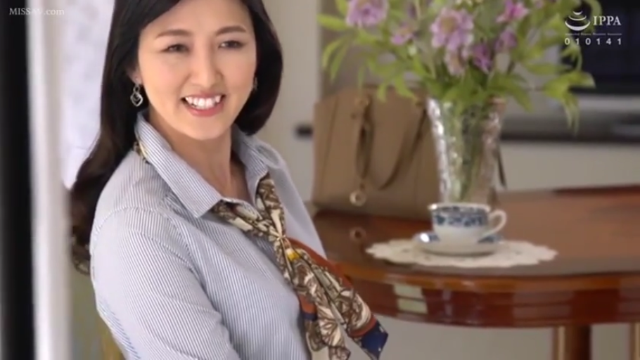 室内 · 坐姿 · 半身 · 职业装