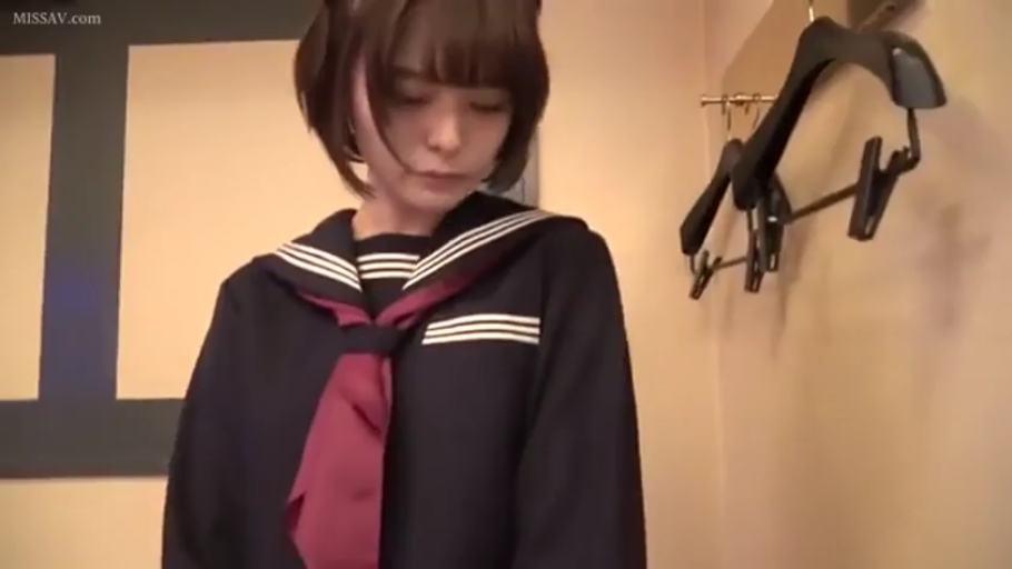 室内 · 站立 · 中景 · 水手服 · 准备脱衣