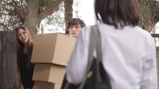 站立 · 中景 · 自然 · 劇情 · 纸箱 · 户外 · 休闲服 · 搬运