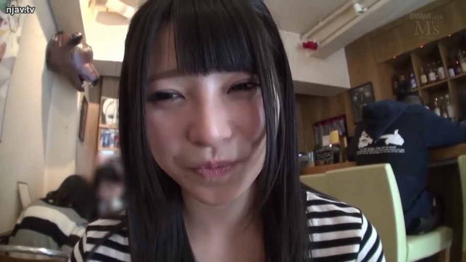 Sitting Posture · Close-up of the face · Smile · 条纹衫 · 注视镜头 · 长发 · 酒吧