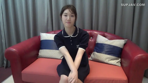 室内 · 坐姿 · 中景 · 沙发 · 面对镜头 · 自然 · 亚洲女性 · Polo连衣裙