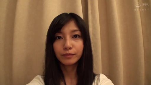 室内 · 坐姿 · 平静 · 面部特写 · 白色上衣 · 注视 · 窗帘 · 长发