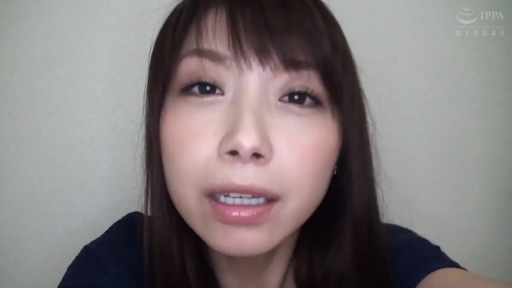 室内 · 脸部特写 · 自然 · 休闲装 · 对话 · 正面