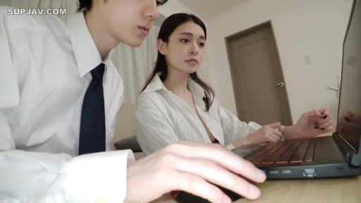 室內 · 坐姿 · 专注 · 中景 · 白襯衫 · 笔记本电脑 · 看电脑 · 办公室恋情