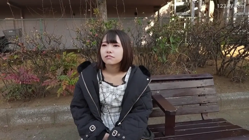 沉思 · 忧郁 · 卧室 · 条纹衬衫 · 半身 · 绿植 · 清新风格 · 侧身坐